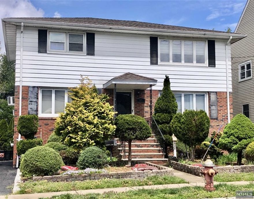 Clean and bright second floor unit, newer appliances, floor, many recent updates, all wood floors, tenant has use of yard, street parking only, pride of ownership shows here. Tenant must supply own fridge, owner pays water/sewer, first $100 of repairs is the tenant responsibility. AVAILABLE for immediate occupancy.