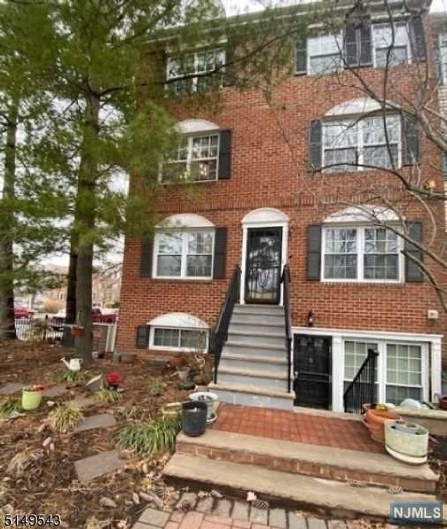 LOCATION ,LOCATION ,LOCATION.. Gorgeous updated townhouse, corner unit, featuring 3 bedrooms and 1.5 bathroom located in the prestigious area of Society Hills between West Market st and Wickliffe st. Near all major highways, Newark Pennstation, Rutgers University, public transportations and Newark Downtown restaurants and lifestyle. Premises offers club house, courtyard, swimming pool , tennis court and a lot more. All appliances included !!!