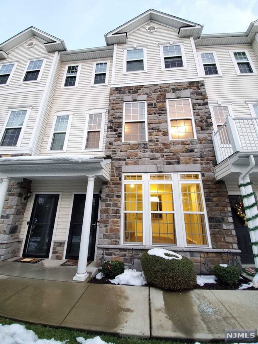 Signature Place at Garfield - Beautiful Two Bedroom, Two Full Bathroom Townhouse with Attached Garage for Rent. The main floor features a fully equipped modern kitchen with stainless steel appliances, granite countertops, a breakfast bar that opens up into a large living/dining area, and a full bathroom. Second floor features two bedrooms, updated large full bathroom with direct access from both the master bedroom and hallway. Home features a central A/C, washer/dryer in the unit, and high ceilings. This premier luxury community features potential access to clubhouse, gym, billiard room, and outdoor pool with outside patios, and guest parking. Conveniently located near major highways, public transportation, shopping and restaurants. Due at lease signing: 1st month's rent, 1.5-month security deposit, and 1 month brokerage fee.