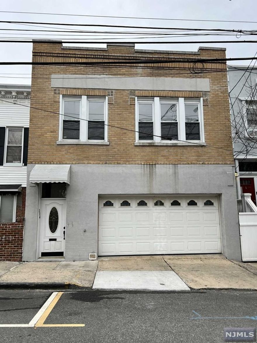 LARGE LR, DR COMBO WITH NEWLY RENOVATED KITCHEN, 4 BEDROOMS, FULL BATH AND BONUS WALK-IN STORAGE CLOSET. LOTS OF SUNLIGHT, STEPS FROM ALL TRANSPORTATION AND WALKING DISTANCE TO MOST RESTAURANTS IN A NICE QUIET AREA OF GUTTENBERG.