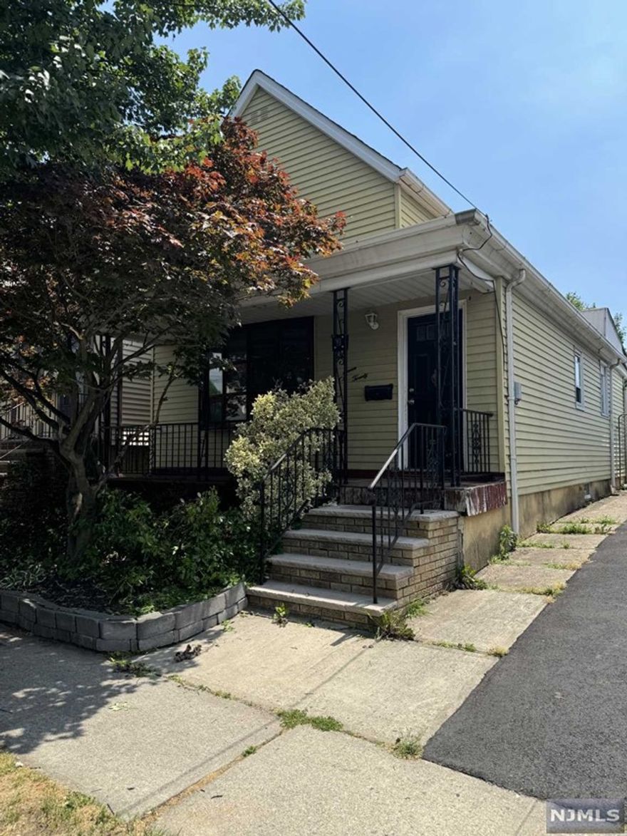 HOUSE FOR RENT - 1.5 bedrooms/1 full bath with use of yard and shed. MOVE IN READY & UPDATED. WASHER/DRYER INCLUDED. LOCATED A SHORT DISTANCE TO THE CENTER OF TOWN, TRANSPORTATION, SHOPPING AND DELIS. PETS ARE ALLOWED.