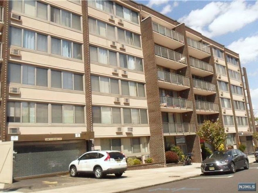 SPACIOUS MODERN 1BR WITH LOTS OF WINDOWS FOR NATURAL LIGHT. ALL HARDWOOD FLOOR. SMALL BALCONY. COVERED PARKING, HEAT, AND WATER ARE INCLUDED. ELEVATOR IN THE BUILDING AND LAUNDRY ON SITE. SHOPS, RESTAURANTS, AND GROCERY STORE LOCATED NEARBY. SHORT TERM RENTAL