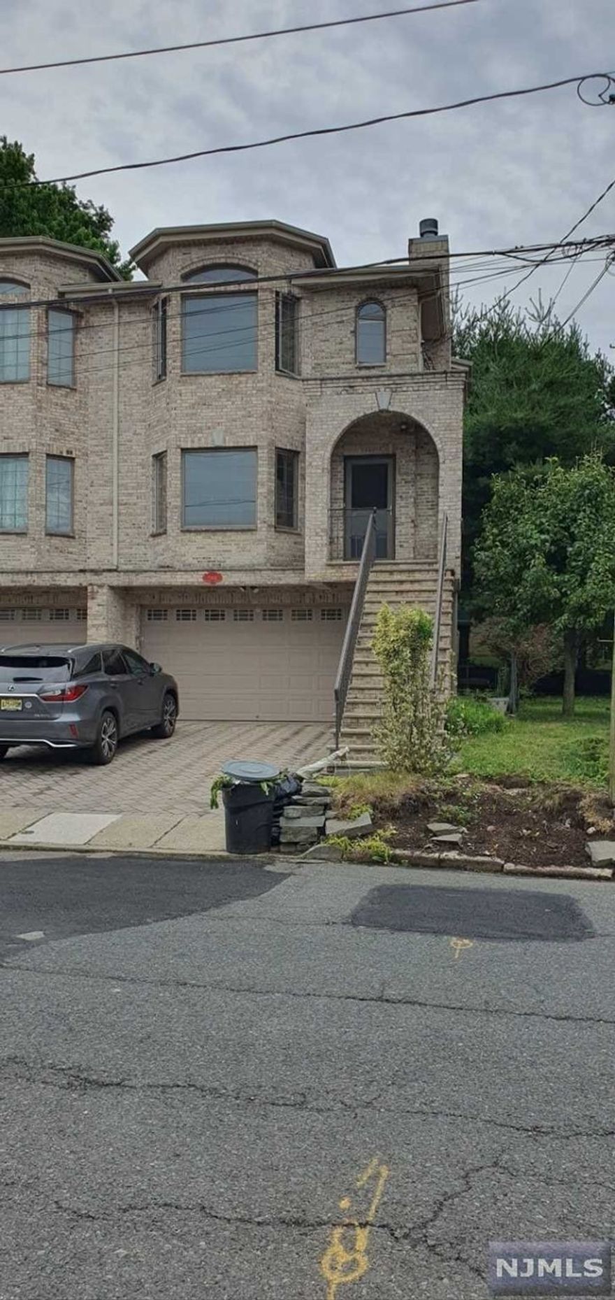 All Brick Side/Side Well Maintained Oversized Duplex in one of the best areas in Palisades Park. 3BR, 2.5BA, High End Appliances. Close to NYC Transportation and Shopping. Available in 7/5/202