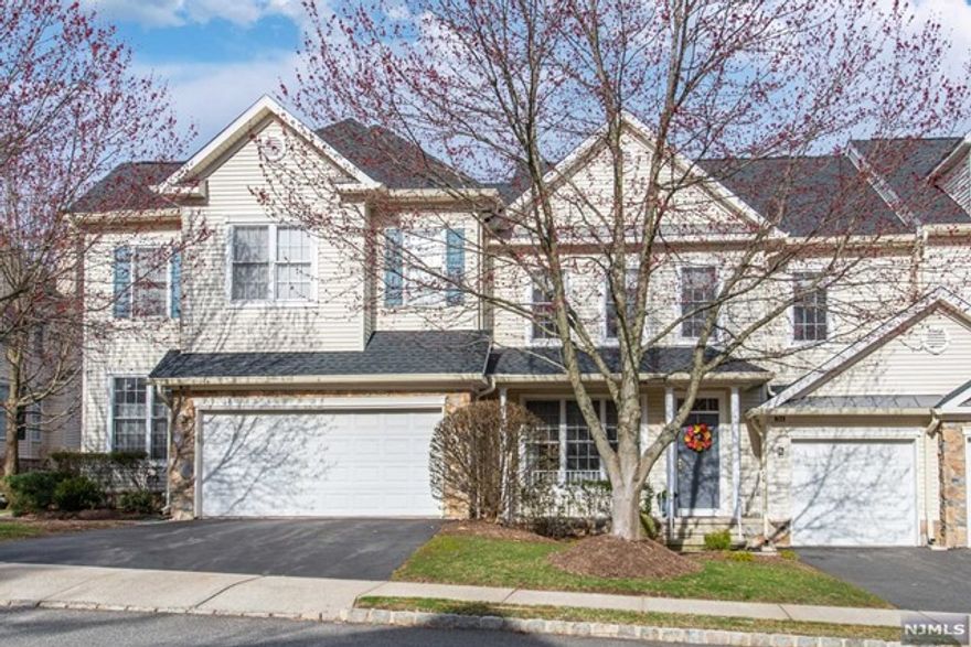 Gorgeous townhome in Rolling Views Community. Original Owner shows pride of ownership throughout with open floor plan for plenty of entertaining. This home has it all.