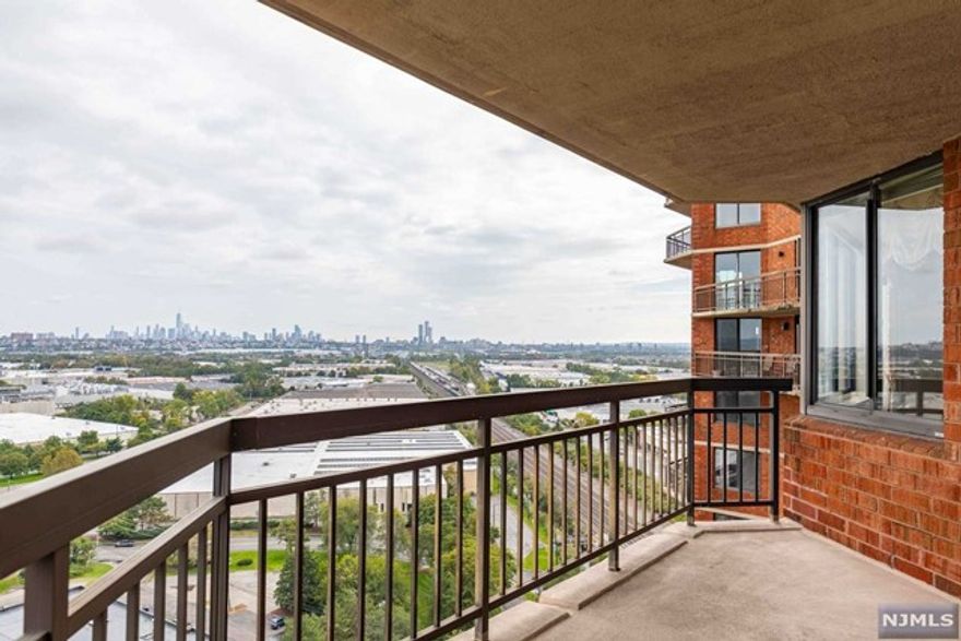 Welcome to Harmon Cove Towers! Lovely open floor plan with 2 bedrooms, 2 full ceramic tiled baths and 2 balconies. Amazing NYC views! Plenty of closets and storage. Primary suite with sauna and walk in closet. Great amenities and 24 hour security. A must see!