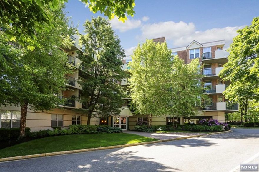 Welcome to this 1 bedroom, 1 and a half bathroom unit with open layout and private terrace in the sought after Grand Cove community. Hardwood floors throughout living/dining area, kitchen with cherry hardwood cabinets, granite counter tops and stainless steel appliances. Master bathroom is complete with Jacuzzi and Italian tiles. The desirable Grand Cove community is located along the Hudson River and close to New York City transportation, Whole Foods Market, Trader Joe's, shopping, and dining. Grand Cove features a 24-hour manned guardhouse and fitness center. The outdoor swimming pool and a clubhouse are also optional to Grand Cove residents for a nominal fee. This community truly blends the feeling of suburban living mixed with a city lifestyle.