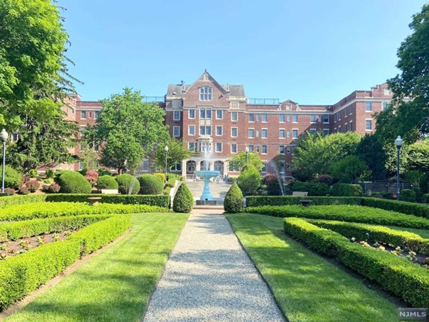 Looking for a beautiful place with spectacular life style to call home? The Walsh Hall in the Rio Vista is it. 1BR, 1.5 bath with open floor plan. spacious Entry Foyer w/guest closet,LR,DA, MEIK w/Bkfast Ctr , hardwood floor, recess lights and view of the courtyard garden. Bedroom with double closets, ensuite bath with Jacuzzi Tub and separate shower. Convenient laundry in unit. Fully equipped gym, sauna, tennis courts and the gorgeous English gardens, fountain, outdoor pool. Nearby hiking, skiing,golf are just some of the allures of the beautiful area.