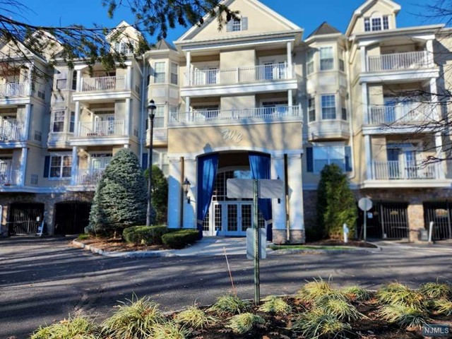 175 Rochelle Avenue 219