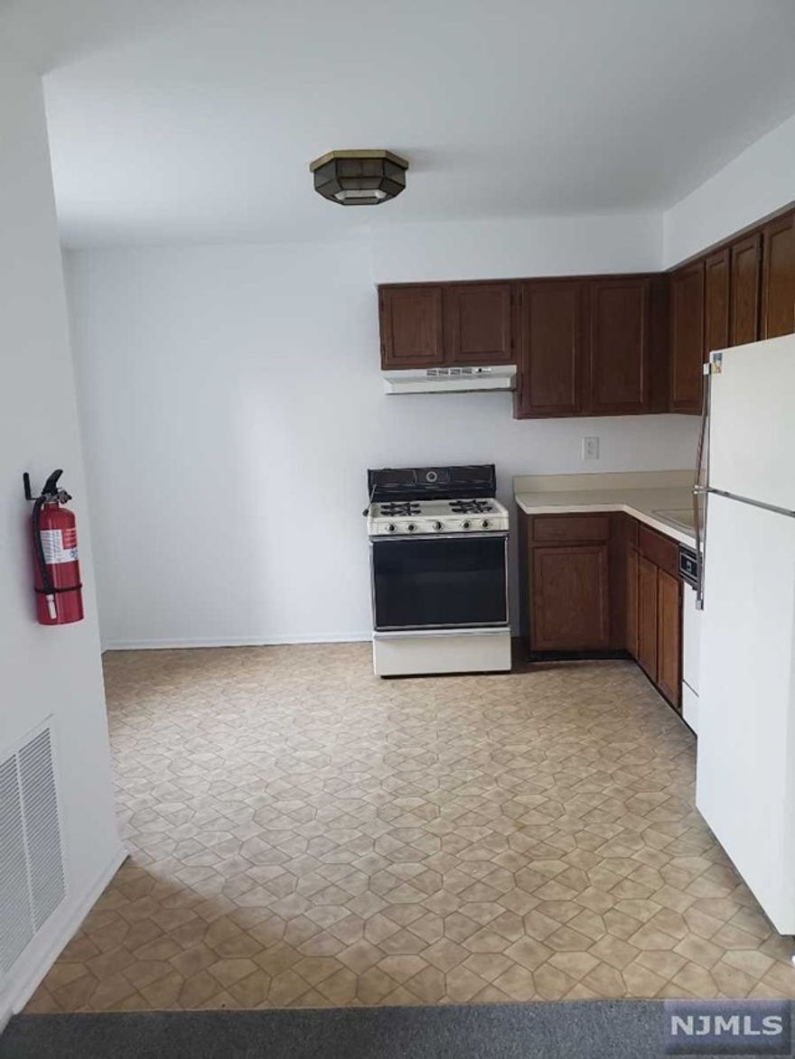 1 Bedroom, 1 Bathroom, Living room, Laundry inUnit, 1 Car Garage.