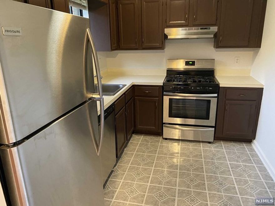 LARGE, 2ND FLOOR, ONE BEDROOM APARTMENT SET IN A QUIET HILLTOP AREA OF MAHWAH. THIS APARTMENT BOASTS A SPACIOUS LIVING ROOM AND DINING ROOM WITH SLIDING GLASS DOORS THAT LET IN TONS OF FRESH AIR AND NATURAL LIGHT. ENJOY YOUR MORNING COFFEE ON THE COZY BALCONY. PARKING AND OUTDOOR POOL INCLUDED. LAUNDRY ON-SITE. THE KITCHEN FEATURES STAINLESS STEEL APPLIANCES. LINDVALE GARDENS IS LOCATED JUST A FEW BLOCKS FROM RESTAURANTS, SHOPPING, AND EVERYTHING RT. 17 HAS TO OFFER. PETS WILL BE CONSIDERED.