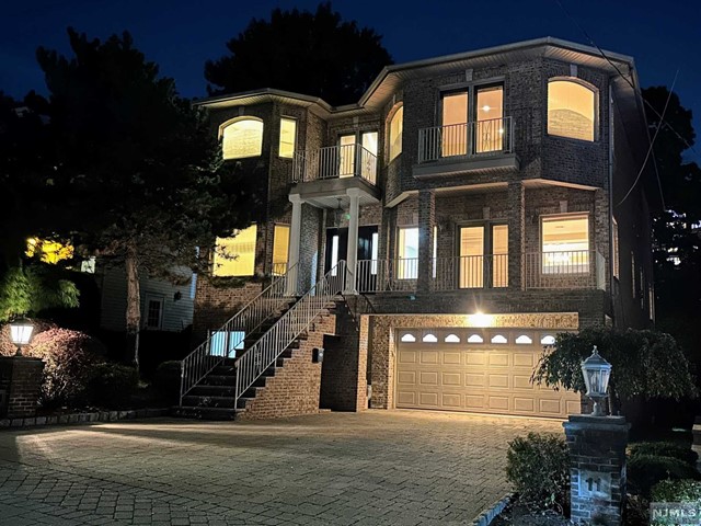 11 Grant Avenue, Cliffside Park, New Jersey - 4 Bedrooms  
5 Bathrooms  
12 Rooms - 