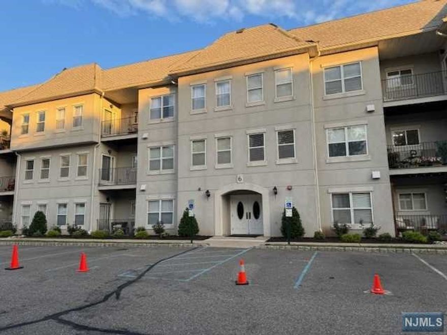 Beautiful ground level condo offers large living room area open to dining area and kitchen. Master bedroom with two closets and master bath along with Laundry room/storageenjoy the community pool and tennis. Close distance to shopping, gyms and public transportation