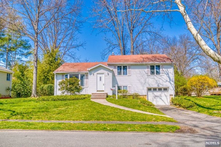 NEW BATHROOM, NEW PAINT, NEW STOVE, NEW REFRIGERATOR...EXPENDED AND BRIGHT S/L HOUSE LOCATED IN VERY NICE AND QUIET RESIDENTIAL AREA ! FACED SOUTH, ALL HARDWOOD FLOORS THROUGHOUT, BRIGHT LARGE LIVING ROOM, NEWER MODERN EAT IN KITCHEN W/GRANITE COUNTER TOP, EXPANDED PRIVATE LARGE FAMILY ROOM...NICE BACK YRAD W/PATIO...GREAT BLUE RIBBON SCHOOL SYSTEM...CLOSE TO SHOPPING, SCHOOLS AND NY TRANSPORTATION!!! PLEASURE TO SHOW!!! Snow removal and lawn maintenance are tenant's responsibility.