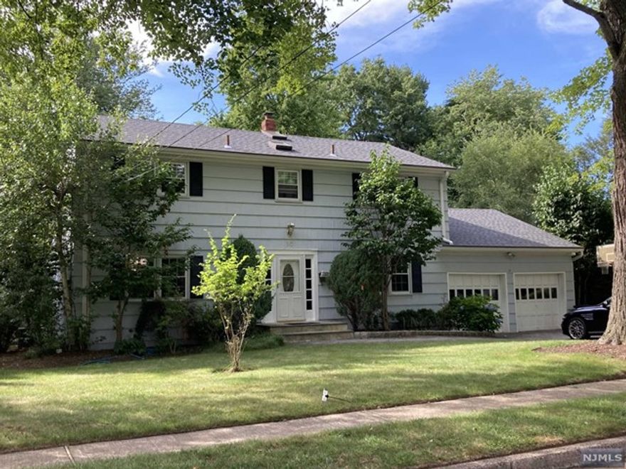CHARMING 4 BEDROOM COLONIAL ON A PRIVATE BEAUTIFUL LANDSCAPED PROPERTY. HARDWOOD FLOORS THRUOUT. FIRST FLOOR HAS LARGE SUNKEN LIVING ROOM, SPACIOUS FAMILY ROOM, MEIT W/GRANITE COINTER TOP,PR & DINING ROOM. SECOND FLOOR FAS MASTER W/MASTER BATH, 3 BEDROOMS & FULL BATH. FULL FINISHED BASEMENT.