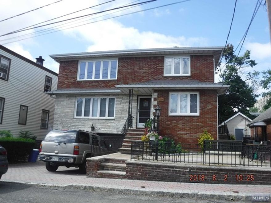 LARGE BEAUTIFUL TWO-FAMILY HOME. LARGE ROOMS, A BRIGHT HOME WITH UPDATED EAT-IN KITCHEN, HARDWOOD FLOORS THROUGHOUT THE UNIT. WILL BE FRESHLY PAINTED AND CLEANED. 3 LARGE BEDROOMS WITH TWO FULL BATHS. GREAT LOCATION, WALK TO NYC BUS, MAIN STREET, SHOPPING AND RESTAURANTS. NEAR PARKS AND SCHOOL. 1-CAR GARAGE, WASHER AND DRYER IN GARAGE LAUNDRY ROOM. TEN PAYS 40% OF GAS USAGE (HEAT & HOT WATER), SHARE WASHER DRYER WITH FIRST FLOOR TENANT, USE OF YARD OK BUT NO STORAGE IN GARAGE. CREDIT CHECK, REFS, EMPLOYMENT INFO REQUIRED.