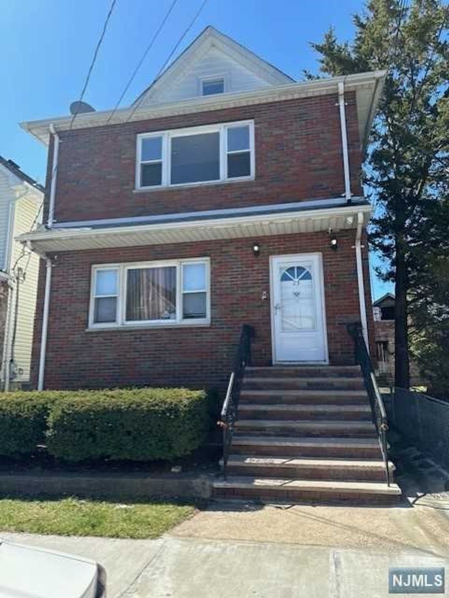 THIS 2ND FL BEAUTIFUL 3 BEDROOMS APARTMENT LOCATED IN A DESIRABLE AREA IN GARFIELD. FEATURING: LAUNDRY FACILITY IN UNIT,UPDATED KITCHEN, HARDWOOD FLOORS THROUGHOUT. CENTRAL A/C AND CENTRAL HEAT. REFRIGERATOR AND WASHER & DRYER ARE NOT INCLUDED. NO SMOKING, NO PETS, STREET PARKING ONLY, USE OF REAR YARD SHARED WITH FIRST FLOOR TENANTS EASY ACCESS TO PUBLIC TRANSPORTATION, SHOPPING CENTER, SCHOOL AND PARKS. MINUTES AWAY FROM PLAUDERVILLE TRAIN STATION. 1.5 MONTH SECURITY AND 1 MONTH REALTOR FEE PAID AT SIGNING OF LEASE