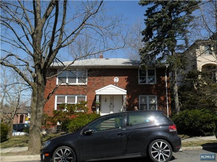 BEAUTIFUL SPACIOUS APARTMENT, OVERSIZE LIVING ROOM,FDR, BRAND NEW KITCHEN AND BRAND NEW BATHROOM, REFINISHED HARDWOOD FLOORING, LARGE WINDOWS, EXTREMELY BRIGHT UNIT, HEATING AND COLD WATER INCLUDED IN THE RENT.