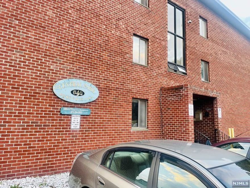 1st floor condo. One bedroom unit consisting of living room area, full bathroom and eat in kitchen. Easy access to all major roads, school, and shopping centers. Great place to live. Landlord provide heat.