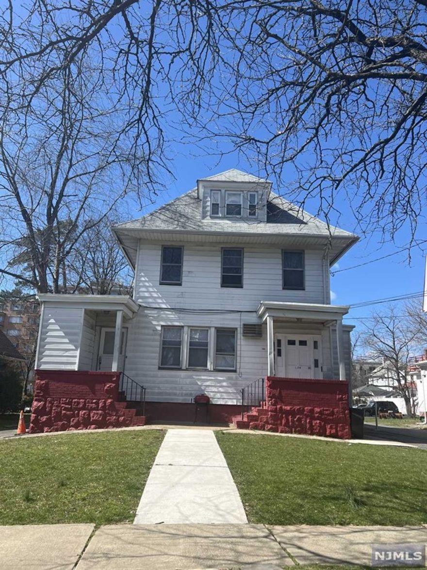 1ST FLOOR APARTMENT, 3 BEDROOMS,1.5 FULL BATHS, PARKING FOR 1 CAR. TENANTS HAVE TO PAID ALL UTILITIES, NO PETS, ALL HARDWOOD FLOORS THROUGHOUT APARTMENT.CLOSE TO MAJOR TRANSPORTATION, FRESHLY PAINTED