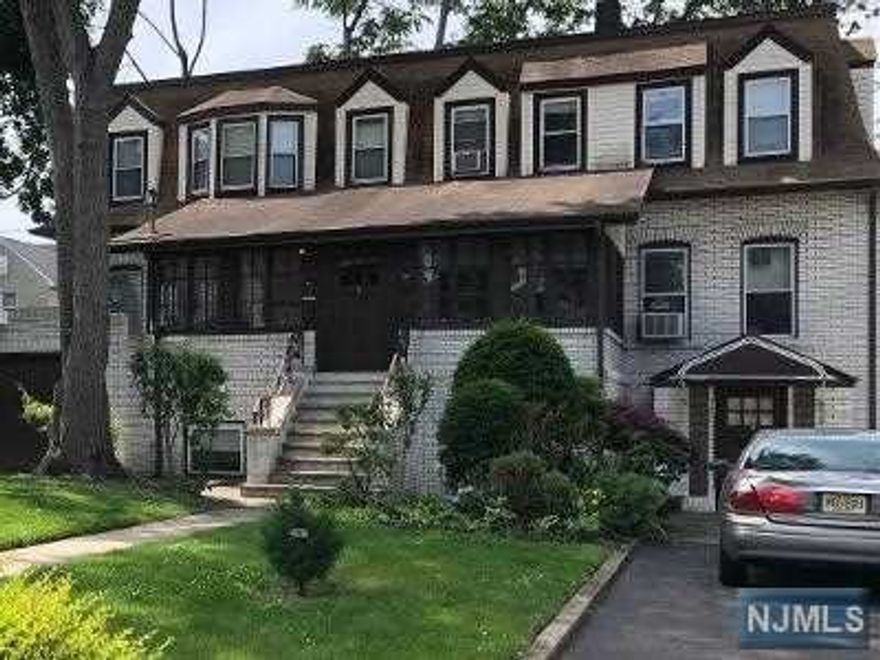 Large apartment on the first floor with extra bonus room which can be used as another bedroom, office, play room. Close to transportation, shopping park. Eat in kitchen and hardwood floors, large walk in closet. Heat and hot water included in rent