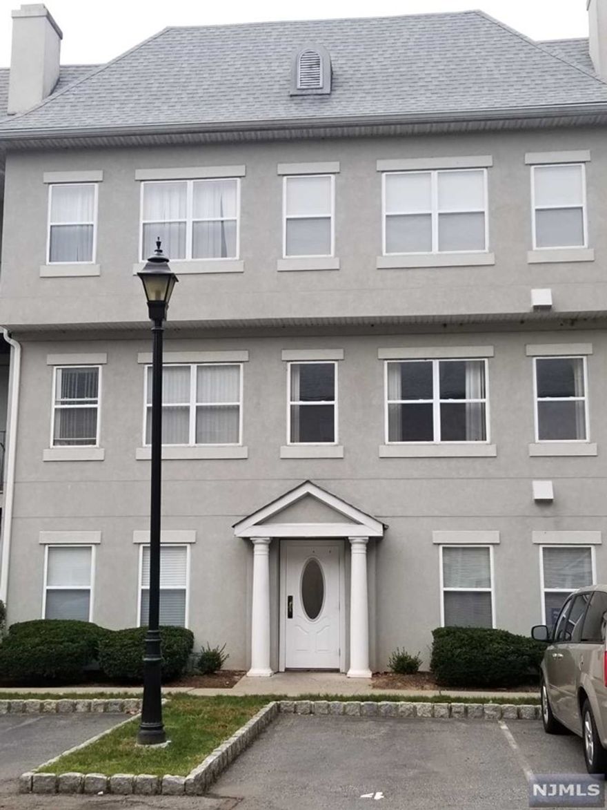 VERY BRIGHT AND SPACIOUS SOUTH FACING END UNIT,3BEDROOM & 2FULL BATH,OPEN FLOOR PLAN,SPACIOUS LIVING ROOM,GRANITE COUNTERTOPS AND BUILT IN TABLE/BREAKFAST BAR,BALCONY OFF THE LIVING ROOM,NEWER HOT WATER TANK AND WASHER AND DRYER,STORAGE BIN IN THE BASEMENT,ENJOY ALL THE AMENTIES,OUTDOOR POOL, TENNIS COURTS, CLUB HOUSE/GYM,EASY ACCESS TO SUPERMARKETS RESTAURANTS AND SHOPS,SCHOOL,NYC COMMUTE, PET PRIENDLY!