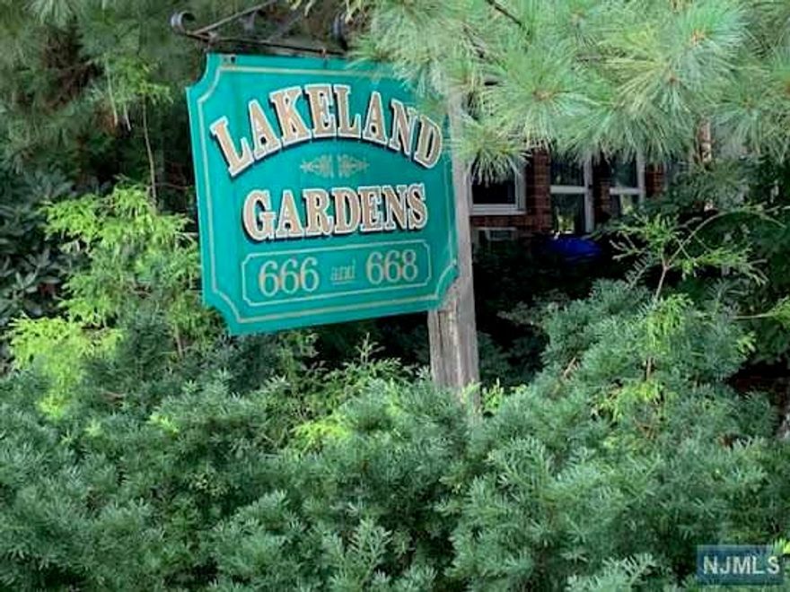 ATTRACTIVE LAKELAND GARDENS ONE BEDROOM APARTMENT AVAILABLE IMMEDIATELY / JUST NORTH OF WANAQUE RESERVOIR / 2ND FLOOR UNIT /WONDERFUL TREE LINED SETTING / PARKING / SPACIOUS UNIT / HARDWOOD FLOORS / NO PETS ALLOWED / HEAT & HOT WATER PROVIDED BY LANDLORD/ TENANT RESPONSIBLE FOR 1&1/2 SECURITY DEPOSIT AND 1 MONTH BROKER FEE / CALL LISTING AGENT FOR SHOWING DETAILS / READY FOR IMMEDIATE OCCUPANCY / CREDIT & INCOME CHECK (NOTE:PICTURES ARE OF SIMILAR APARTMENT