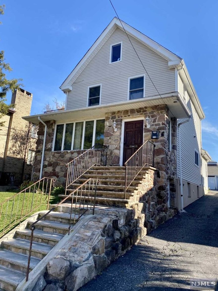 Bright Two Bedroom Rental on a lovely quiet street in Palisades Park is available. It is beautifully maintained with a modern eat in kitchen with stainless steel appliances. Brand new washer/dryer is included. All utilities are paid by tenant. Owner will be responsible for landscaping; Tenant is responsible for snow removal. Driveway parking is included. NO PETS please!