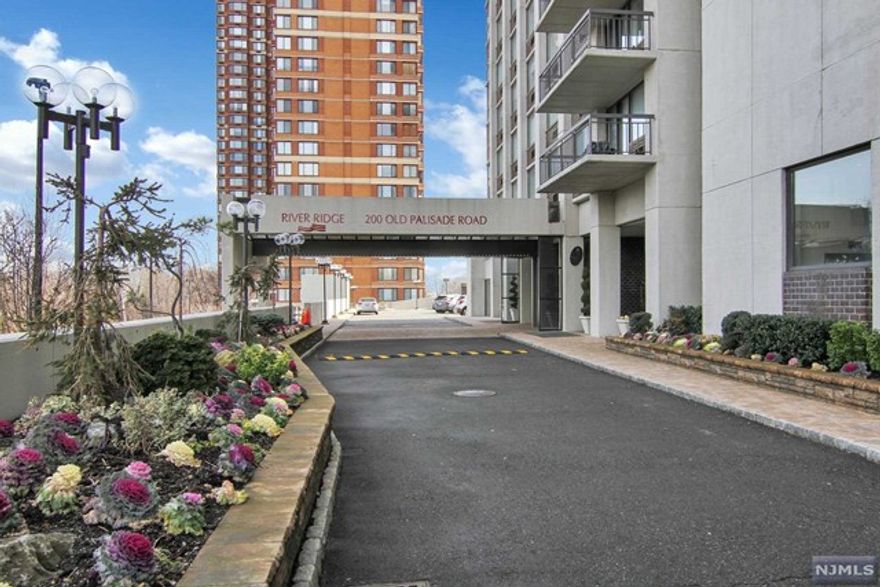 MAGNIFICENT MANHATTAN AND HUDSON RIVER VIEW FROM EVERY ROOM, BEAUTIFUL SUNSET CORNER UNIT 1950 SQ FT RENOVATED KITCHEN AND BATHROOMS, HARDWOOD FLOOR THROUGHOUT, GRANITE COUNTERTOP, 2 DEEDED PARKING SPACES, CONVENIENT LOCATION, LUXURY BUIDLING, A MUST SEE