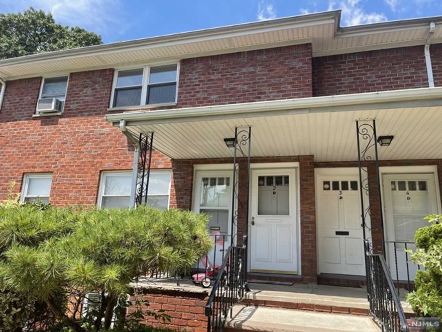 WELCOME TO THIS LOVELY TOTALLY UPDATED TWO BEDROOM CONDO IN HOMESTEAD GARDEN.UNIT IS FILLED WITH ABUNDANT NATURAL LIGHT. FRESHLY PAINTED AND HI-END APPLIANCE INSTALLED.ONE ASSIGNED PARKING FEW STEPS AWAY.