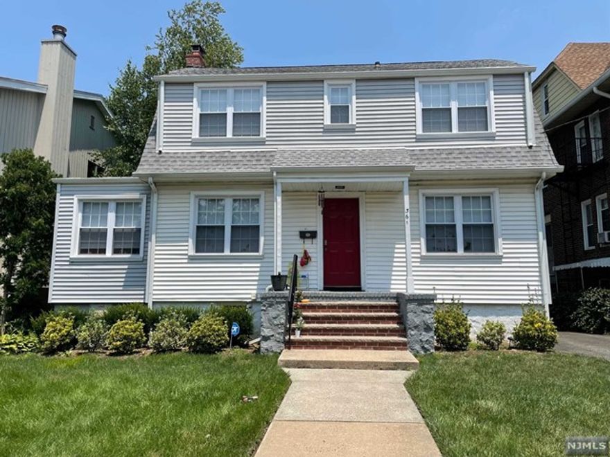 Renovated 3 bedroom and 2 bathroom colonial in heart of Fort Lee. Central air and hardwood floor throughout. Very bright and private backyard. Close to park, restaurants, bus stop, and so many. Landlord will take care of landscape and tenants take care of snow removal. Small dog is allowed.1st month rent + 1.5 security deposit + 1 month broker fee required at the time of signing the lease. Renter's insurance required.