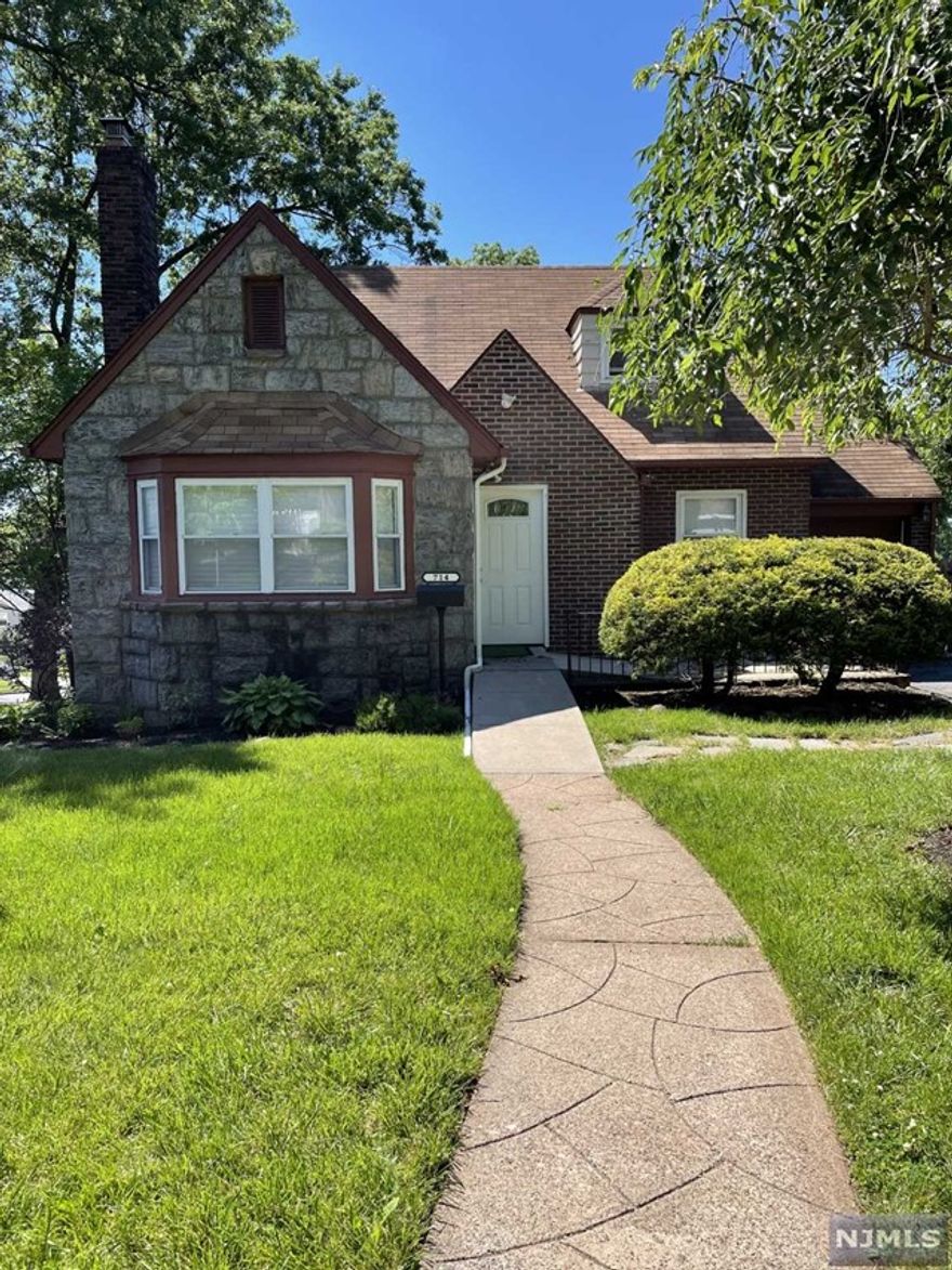 Great location!!! Close to shops, dining and NYC transportation. Updated kitchen and baths. New washer/dryer and utility sink. Wheelchair access to front door.