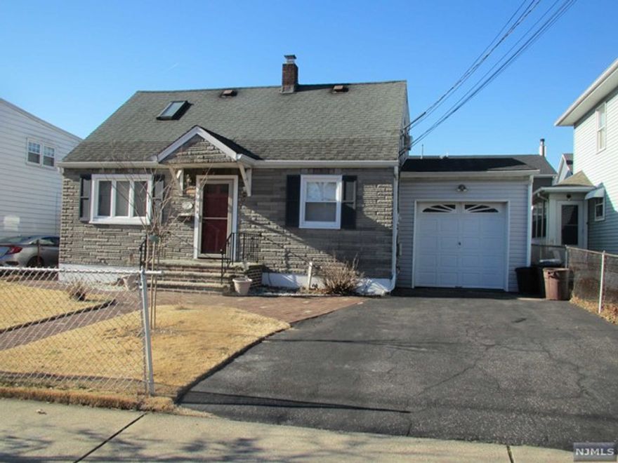 Bright and cute second floor owner occupied, second floor one bedroom apartment offers; living room with skylight, eat-in kitchen, bedroom and full bath, washer/ dryer combo in the bathroom. freshly painted and wood flooring. Close to NY buses and all major highways. No pets and no smoking in the premises. Landlord pays the water. Full credit check and proof of incomes required. Only street parking and no use of backyard.