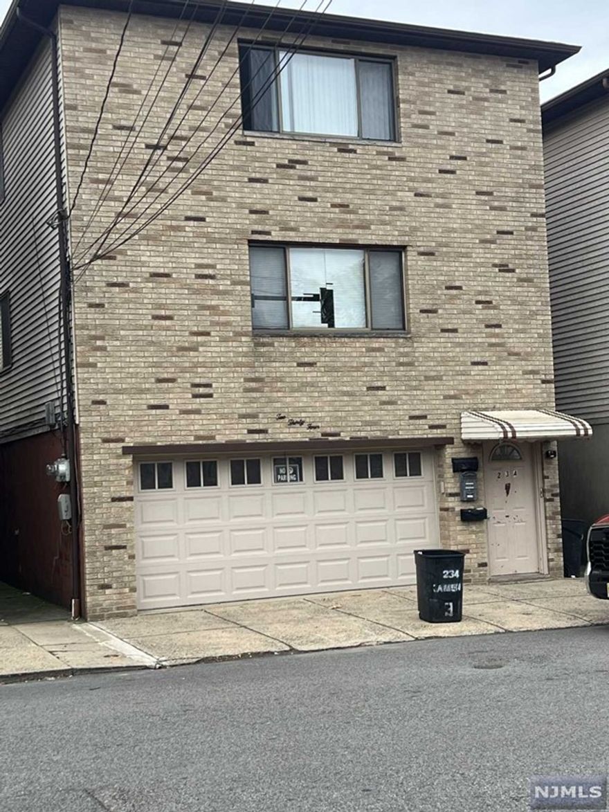 Beautiful 3 bedroom apartment featuring large living, dining room, modern kitchen, hardwood floors, laundry and 1 car garage parking. Convenient to shopping, schools and transportation.