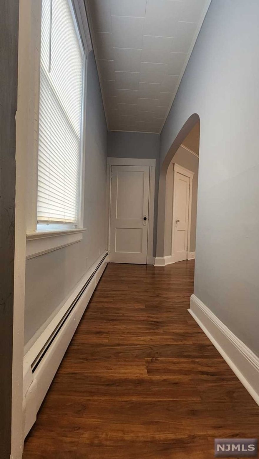 Included in rent with Water, hot water, cooking gas, heating and parking space except electric. It is 2nd floor (no elevator, mixed-use build). Convenient location to NEW YORK. Nearby hospital and park.