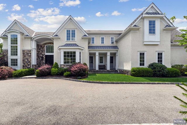 124 Essex Dr, Tenafly, New Jersey - 7 Bedrooms  
10 Bathrooms  
17 Rooms - 