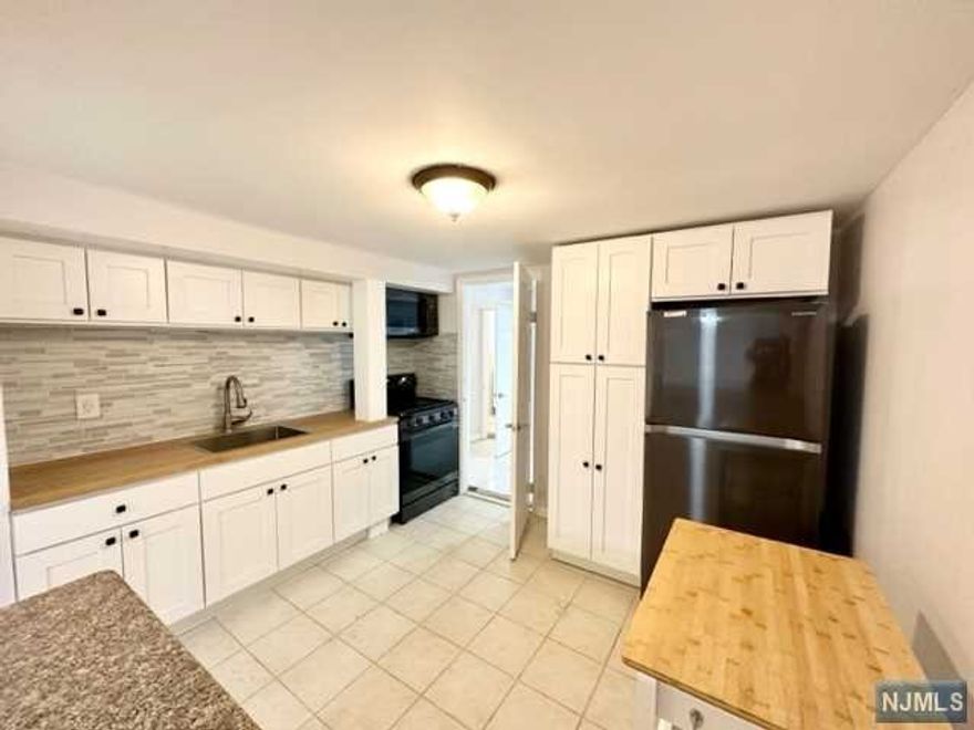 Commuters Dream! Ground floor renovated one bedroom just a 1/2 block to BLVD East! There is a brand new renovated kitchen with all new appliances, cabinets and countertops, nice open living room, spacious bedroom and good closet space, the apartment was just painted as well. Great location just a 1/2 block to Boulevard East with multiple NJ Transit bus lines, Jitney buses, the Light Rail and NY Waterway Ferries nearby. Tenants pay for electric & gas, landlord pays for water & sewer. One month broker fee paid by tenants. Pets ok with landlord approval.