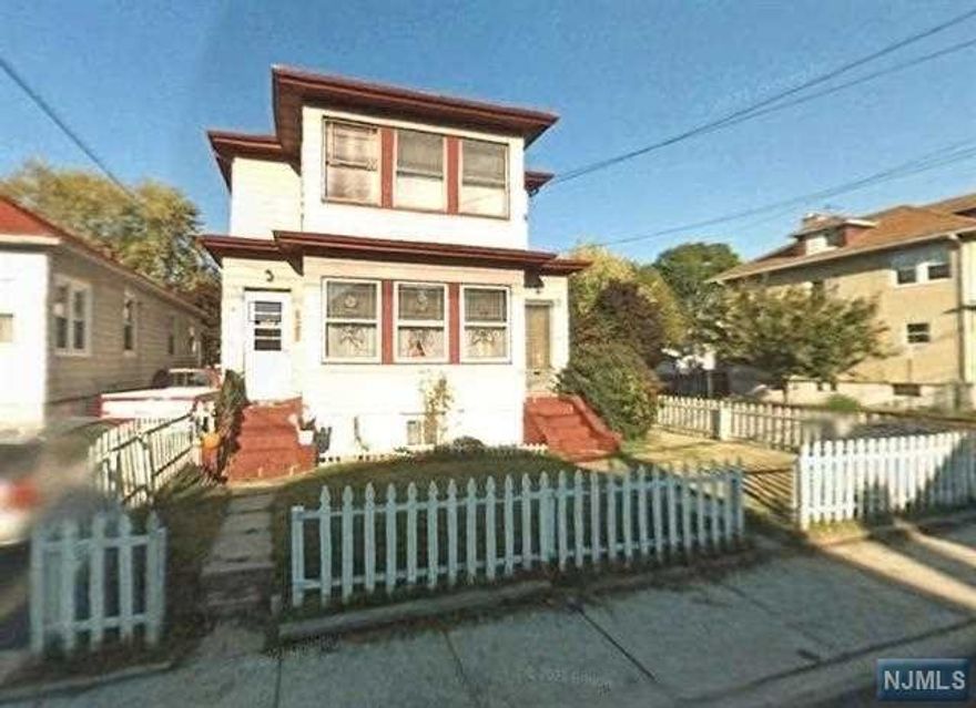 2BR/1BTH top floor apartment recently renovated and very large. Features a new kitchen, new bath, new flooring and lighting throughout. Also has a nice, large sitting room off front of home with large windows proving nice natural light. No pets and no smoking. 1.5 month security deposit and full NTN credit check required. Available 3/1/23.