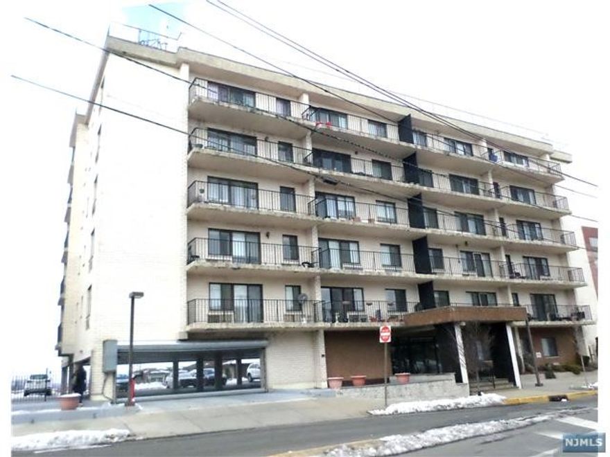 LOCATED ON CONVENIENT TO NEW YORK BUS AND SHOPPING. GATED 1 PARKING SPACE IS INCLUDED IN RENT. NEWER FLOOR AND KITCHEN CABINETS. LAUNDRY ROOM ON EACH FLOOR. TENANT PAYS MOVE IN ADMINISTRATION FEE $500 AND REFUNDABLE MOVING FEE $500
