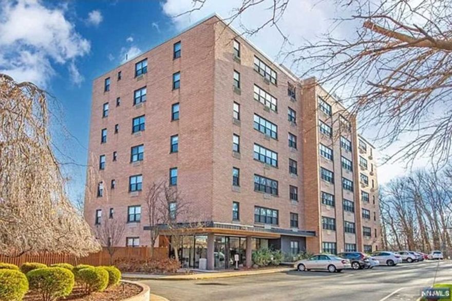 Very quiet and convenient location. 3-minute bus stop. Nearby shopping, schools, parks, outdoor swimming pool and barbecue areas for the hot summer. 850 sq.ft of spacious 1bedroom. Please don't miss it !!