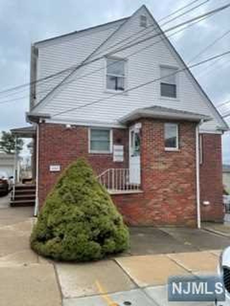 Welcome to this well maintained, spacious 2 bedroom apartment of the first floor. Pplenty of closet space, newly renovated. Close to transportation, shops, schools, worship and park.