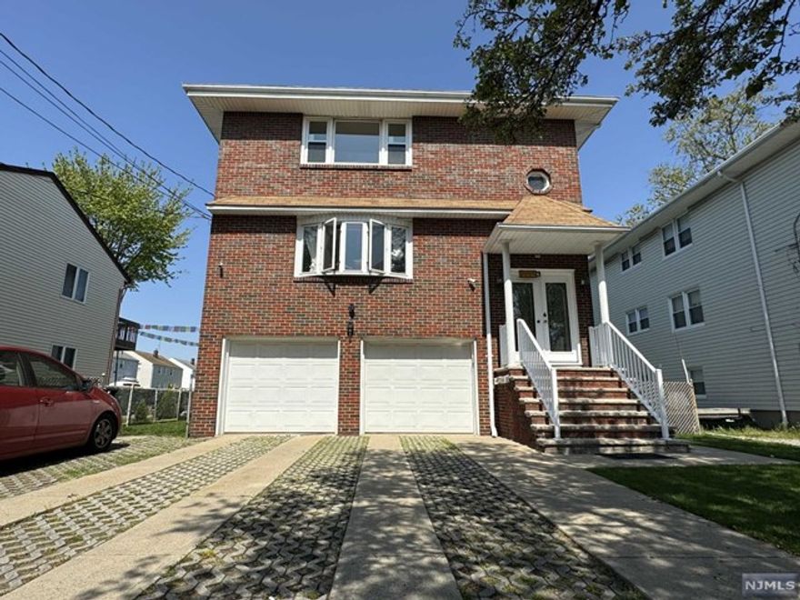 Introducing a fantastic rental opportunity in Lodi! As you walk in this beautifully updated 3 bedroom 1 bathroom second floor unit, you're welcomed with a spacious and inviting open layout that seamlessly blends the living room, dining room, and kitchen. This thoughtful design ensures you can effortlessly entertain and enjoy quality time with loved ones. Three big bedrooms with tons of closet space and a brand new kitchen with stainless steel appliances. This unit also offers 1 car parking spot in the driveway, IS pet-friendly, has central AC and close to public transportation, shopping centers, and major highways. Don't wait, book your appointment today!