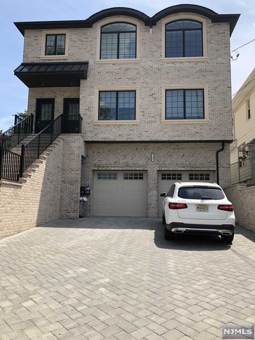 WELCOME TO YOUNG (3 YEAR YOUNG) 2ND FLOOR OF TOP & BOTTOM (SIX OVER SIX) STYLE 2 FAMILY HOUSE!! UNIQUELY DESIGNED 3 BEDROOM 2 BATHROOM.MODERN AND SPACIOUS UNIT-WASHER & DRYER IN THE UNIT. EXTENSIVE USE OF CROWN MOLDINGS AND GRANITE. ALL HARDWOOD FLOORING AND HI-END APPLIANCES USED. CLOSE TO NYC BUS & SHOPPING.