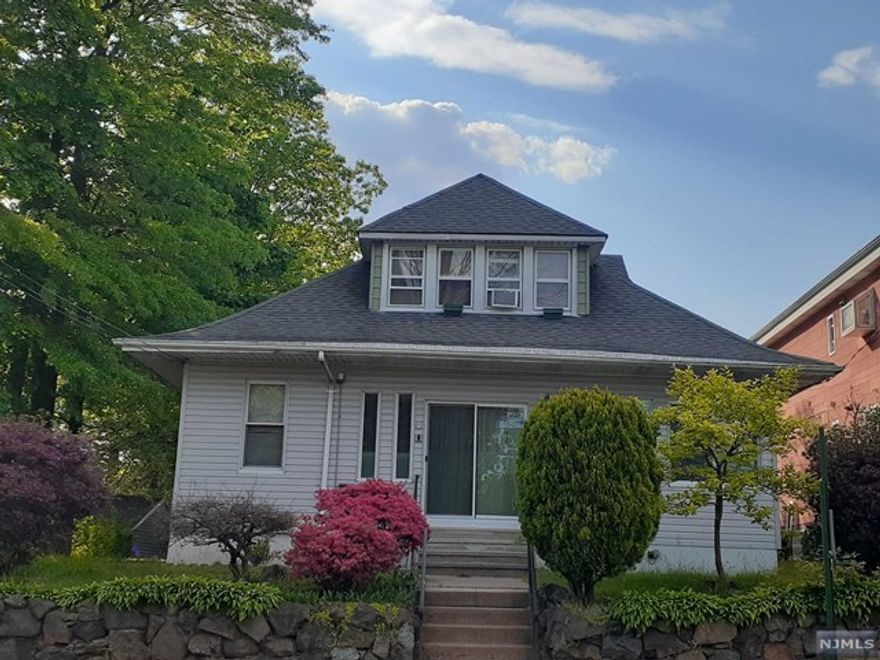 Great location and super clean. Large Kitchen, Bedroom, and Very modern F bath with Jacuzzi. private deck for BBQ. 1Car parking. NYC Bus stop 2block away at Broad ave. Everything is satisfactory for a single family to live in. Very good landlord. Plus to Longer-term.open house on Saturday 7/9 1-2pm,Sunday 7/10 12-2pm.