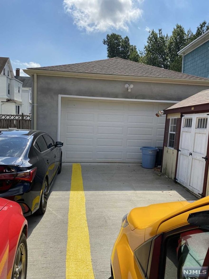 2 car garage 484sf and 12ft high for rent with a drive way for 2 cars