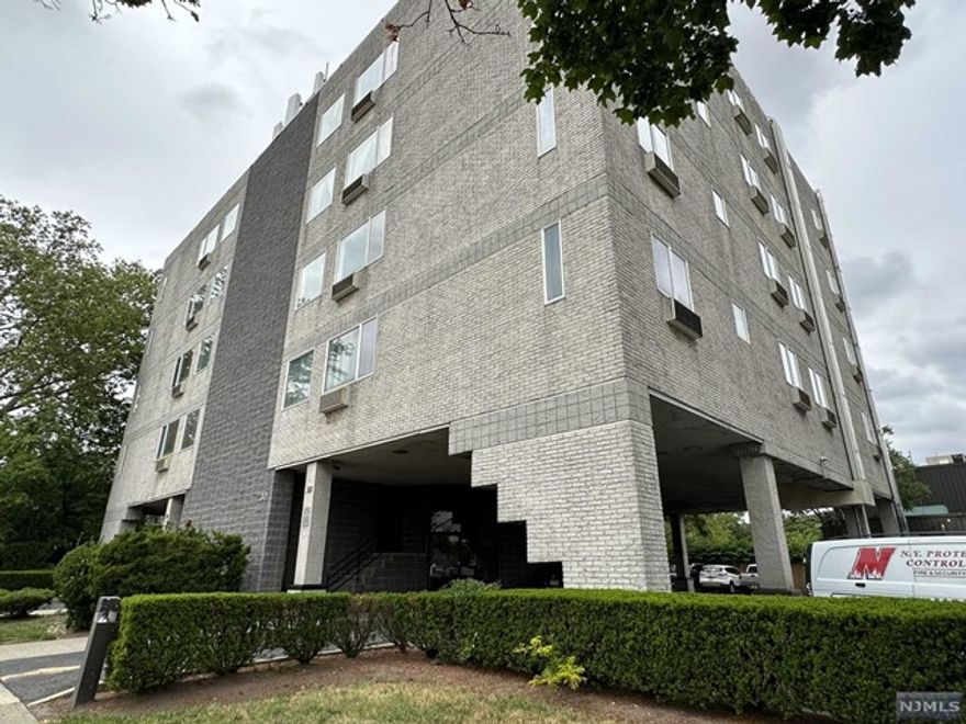 Experience upscale urban living in this 2-bedroom, 2-bath apartment, nestled within an elegant elevator building. With over 1,000 square feet, each room offers comfort, privacy, and convenience. Revel in the ease of in-unit laundry and the appeal of the open-concept living space. Located just moments from major highways, commuting is effortless. Everyday essentials are within reach with grocery stores and a diverse range of restaurants nearby. Enjoy the perfect blend of convenience and luxury in this ideally situated apartment. Welcome to your new home, where city living meets sophisticated style. 1 assigned parking spot included in the rent.