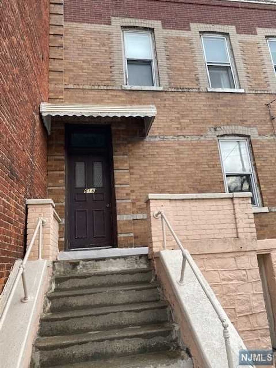 Very convenient location! Hardwood floor! Bright unit. Heating and water including rent fee. Close to restaurants, bus stop, park, school, and shopping. Street parking.