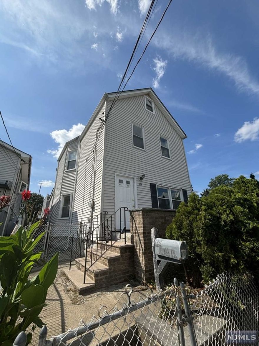 1 family house for rent. Totally renovated. Offers 3 bedrooms, living room, dining room, kitchen and 2 full baths. Central air, 2 car parking. NOT PETS. NO SMOKING.