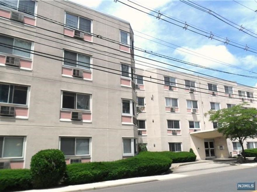 LOCATION!! RENOVATED, 4TH FL CORNER UNIT. SUNNY & BRIGHT AND LARGE BEDROOM. SPACIOUS LAYOUT. NEW HARDWOOD FLOOR LIVING ROOM, BEDROOM, NEWER BLINDS. PARKING SPACE INCLUDED. 2 ELEVATORS OPERATION BUILDING. CLOSE TO PUBLIC TRANSPORTATION. SUPER IS WORKING MONDAY TO FRIDAY. MOVE IN CONDITION. MOVE IN FEES $150 (NON REFUNDABLE) $500 (REFUNDABLE)