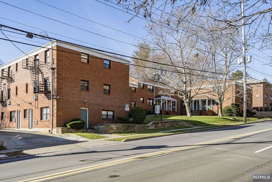 COMMUTER'S DELIGHT! 1 BR AT BEAUTIFULLY LANDSCAPED GARDEN APARTMENTS. SPACIOUS BATHROOMS, BRIGHT OPEN LIVING ROOM AND DINING AREA, HARDWOOD FLOORS, SPACIOUS EAT IN KITCHEN. RENT INCLUDES HEAT AND HOT WATER. PROPERTY FEATURES LAUNDRY ON SITE RESIDENT SUPERINTENDENT. PUBLIC TRANSPORTATION AT EVERY CORNER, EASY ACCESS TO ALL MAJOR HIGHWAYS 17,80,GSP,4,46, BUSES AT CORNERS, TRAIN LESS THAN 3 BLOCKS AWAY. OUTDOOR PARKING ASAVAIALABLE $50 OR GARAGES $100 PER MONTH. LOCATED ACROSS HACKENSACK MEDICAL CENTER. NO PETS.