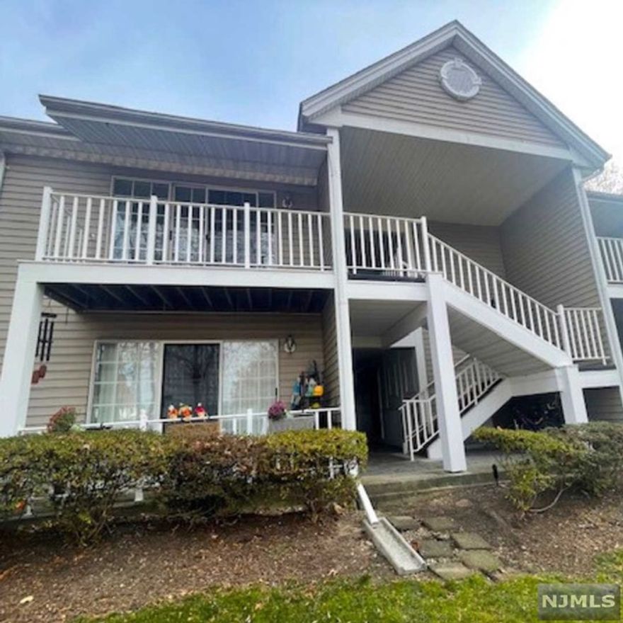 In Mahwah's Society Hill, this bright, well-maintained 2-bedroom, 2-bath penthouse condo offers spacious living with skylights, engineered flooring, a balcony, in-unit washer/dryer, an open floor plan, & a primary suite with a full bath & large walk-in closet. Community highlights include a pool, clubhouse (available for events), & tennis courts, plus 1 assigned parking space & ample guest parking. Located in Bergen County, a favorite suburb just a short drive or commuter rail ride into NYC, this condo is close to shopping, dining, and recreation and borders vibrant downtown Ramsey & Wyckoff. These suburbs offer charm and convenience, restaurants, and parks while also being near Darlington County Park with 3 lakes, golf and activities makes this an ideal location. Commuters have easy access to major highways.